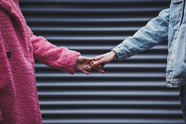 Photo couple main dans la main le jour de la saint-valentin. concept d'amour