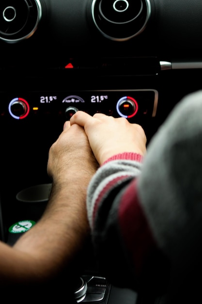 Photo un couple de mains coupées dans la voiture.