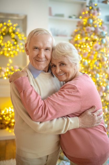 Couple à la maison à Noël