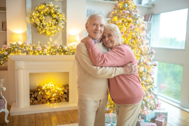 Couple à la maison à Noël