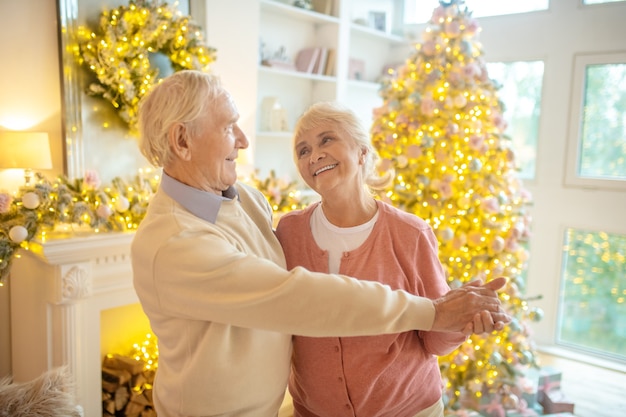 Couple à la maison à Noël