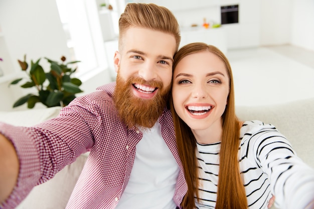 Couple à la maison prenant un selfie ensemble