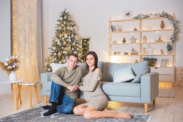 couple à la maison le temps de noël