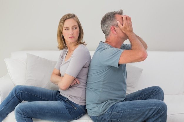 Couple malheureux ne parle pas après une dispute à la maison
