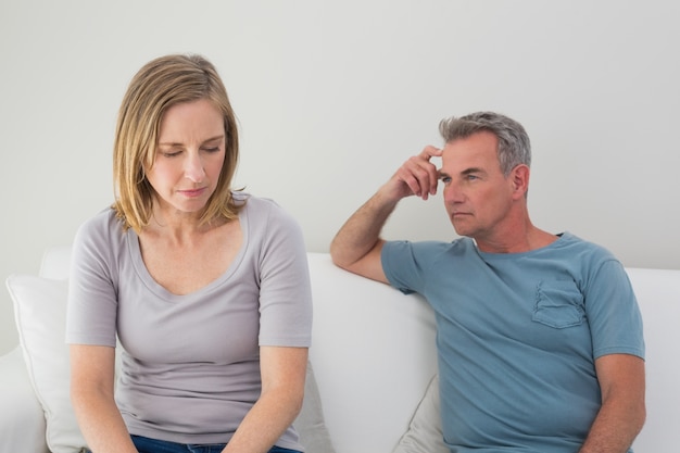 Photo couple malheureux ne parle pas après une dispute à la maison