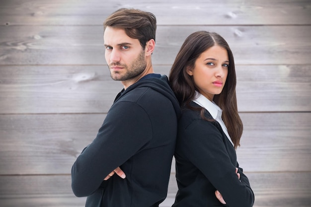 Couple malheureux ne se parlant pas sur fond de planches de bois