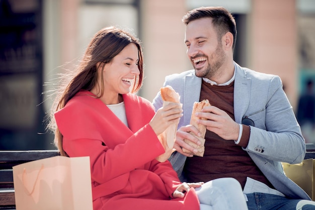 Le couple mange des sandwichs et profite