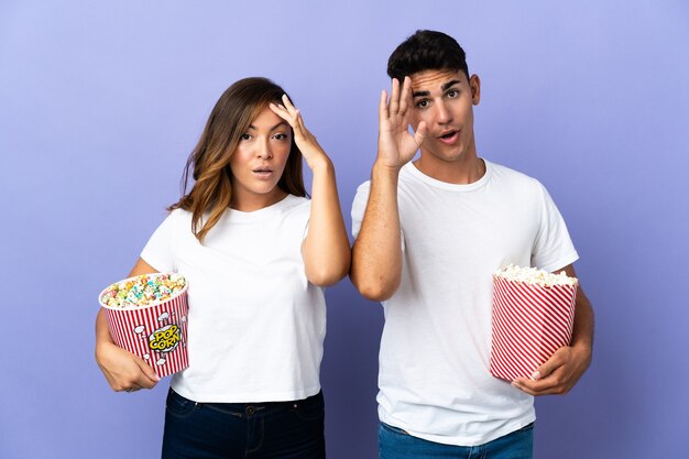 Un couple mangeant du pop-corn en regardant un film sur le violet vient de réaliser quelque chose et a l'intention de trouver la solution