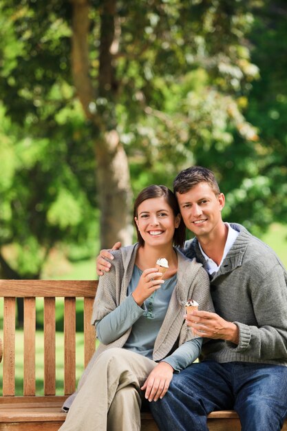 Couple mangeant une glace