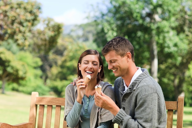 Couple mangeant une glace