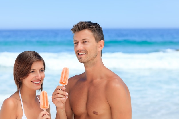 Couple mangeant une glace