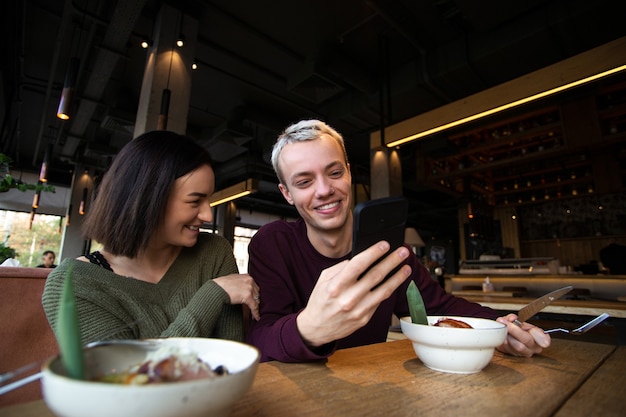 Couple, manger, dans, restaurant, et, rire