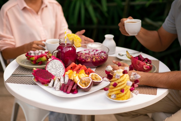 Photo couple, manger, fruit dragon, dehors, ensemble