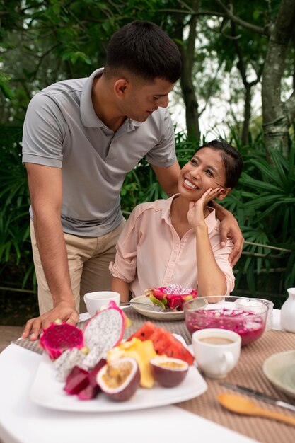 Photo couple, manger, fruit dragon, dehors, ensemble