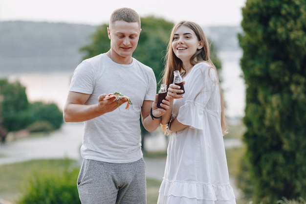 Couple, manger, pizza, boire, nature