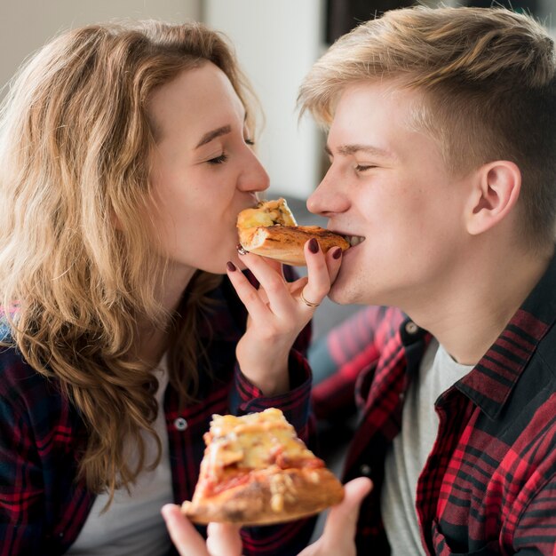 Couple, manger, pizza