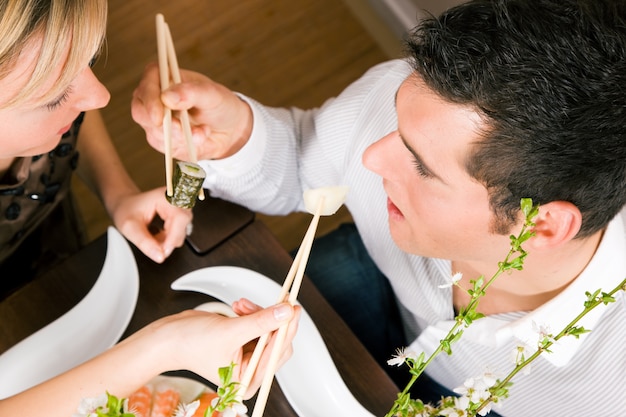 Couple, manger sushi