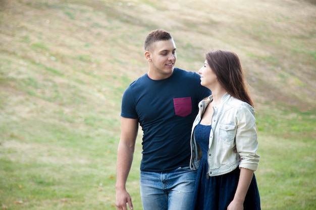 Couple marchant dans un champ vert