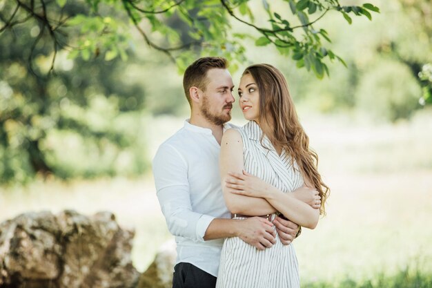 Couple marchant dans le jardin