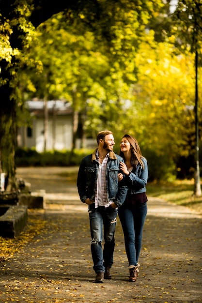 Couple marchant dans le parc en automne