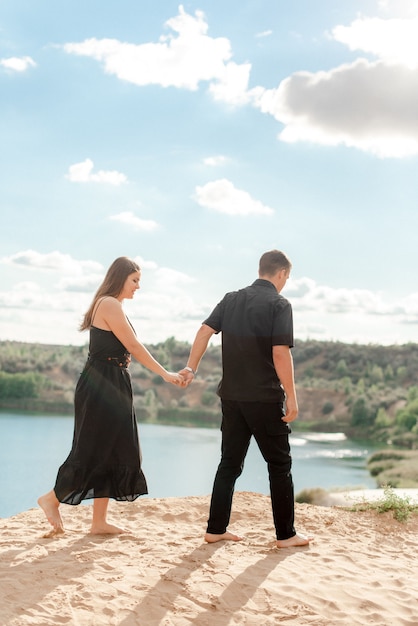 Couple marchant dans le parc