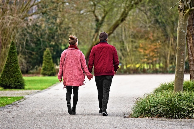 Couple marchant dans le parc