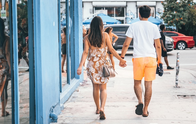 couple marchant dans la rue wynwood