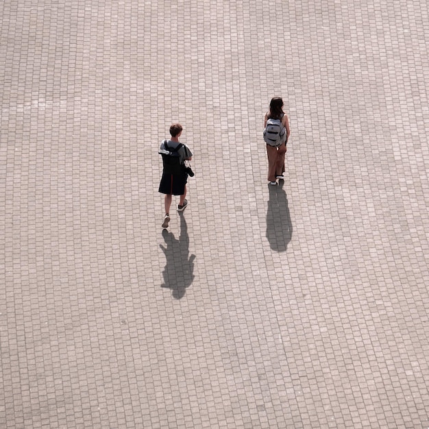 couple marchant dans les rues de Bilbao en vacances