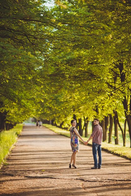 couple marchant main dans la main