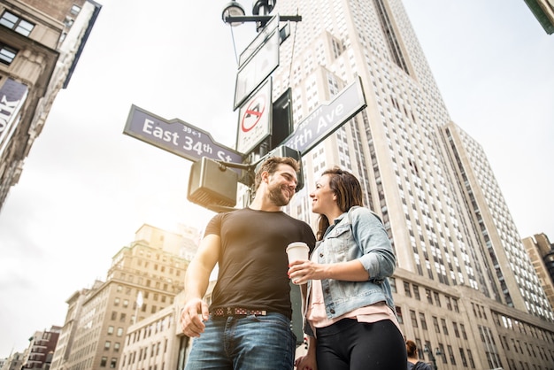 Couple marchant à New York