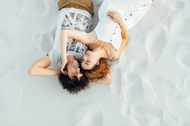 Couple marchant sur la plage. Jeune couple interracial heureux marchant sur la plage