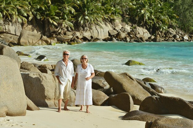 Couple marchant sur une plage tropicale