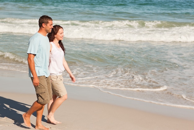 Couple marchant sur la plage