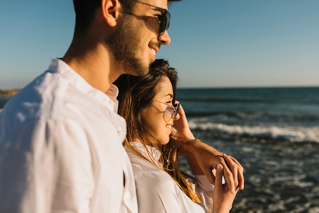 Couple marchant sur la plage