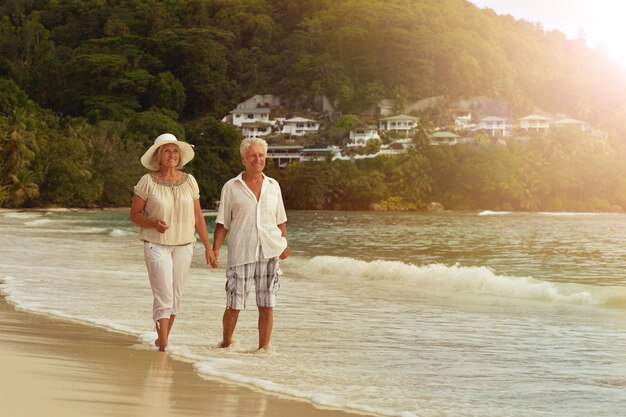 Couple marchant sur la plage