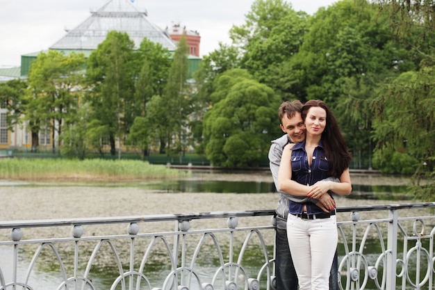 Un couple marchant sur un pont dans un parc