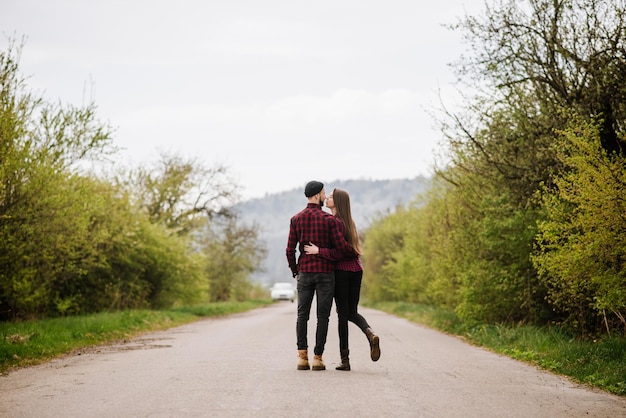 Un couple marchant sur la route à la campagne Vue arrière