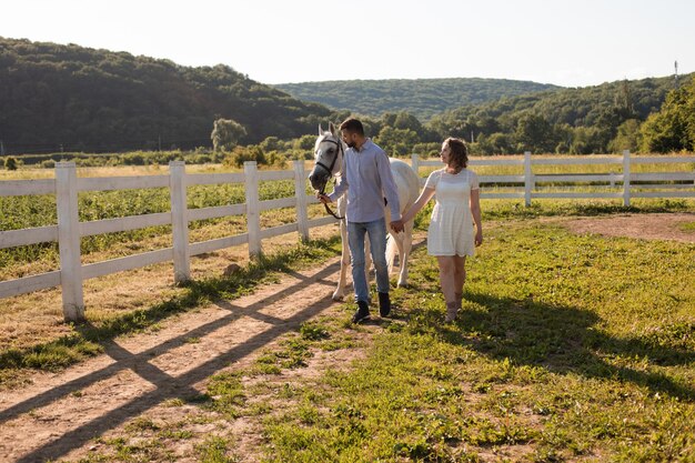 Un couple marche au ranch pendant la journée d'été