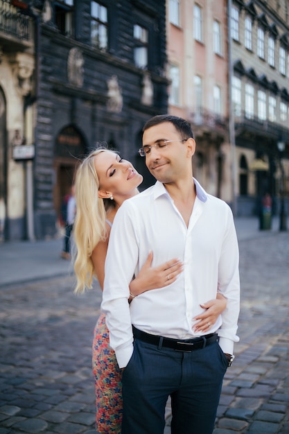 Couple, marche, autour de, ville