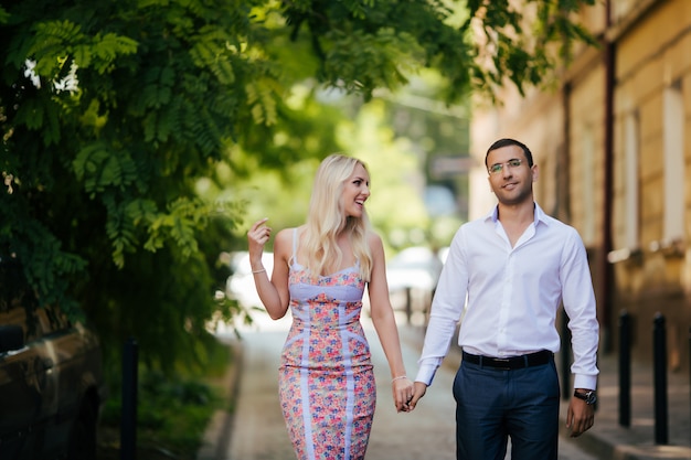 Couple, marche, autour de, ville