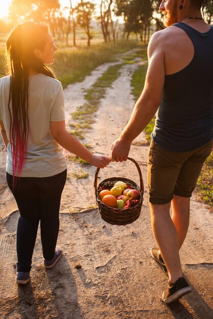 Couple marche concept informel d'amour de pique-nique de prairie. Mode de vie des randonneurs. Ensemble sur la nature. Publicité d'une bonne nutrition.