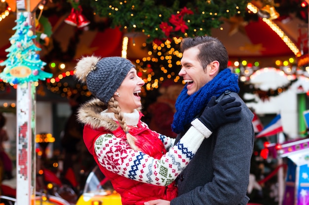 Couple sur le marché de Noël traditionnel