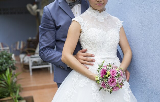 Couple de mariage accroché ensemble dans le jardin.