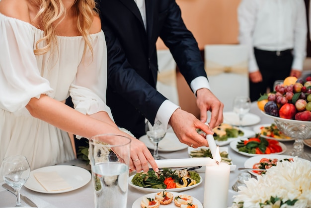 Couple mariage allumer candel sur une table