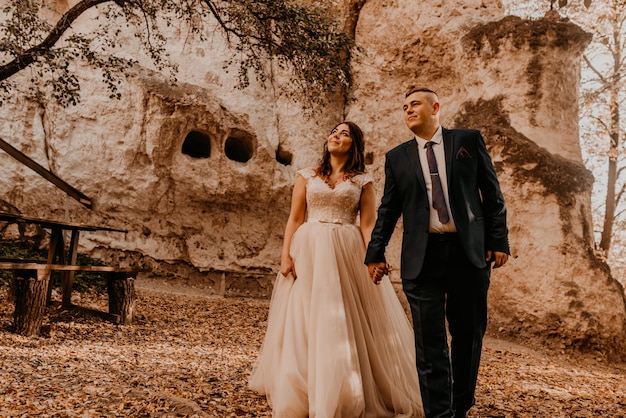 Couple de mariage amoureux homme et femme marchant dans la forêt d'automne