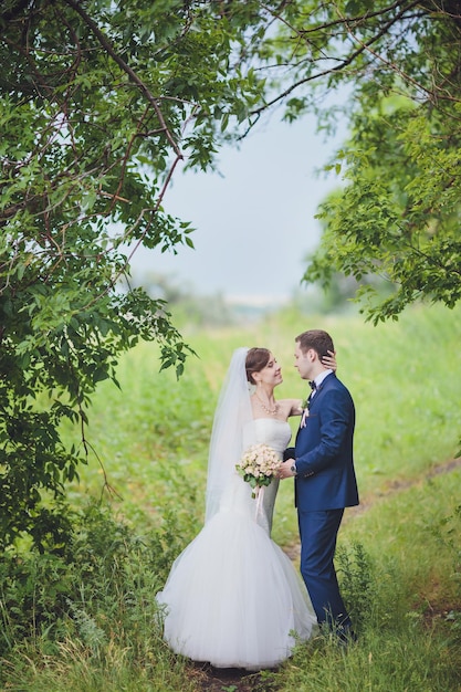 Couple de mariage amoureux en plein air