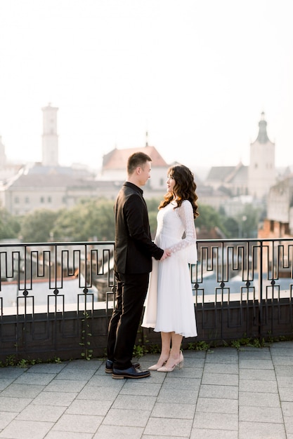 Couple de mariage asiatique sur le toit.