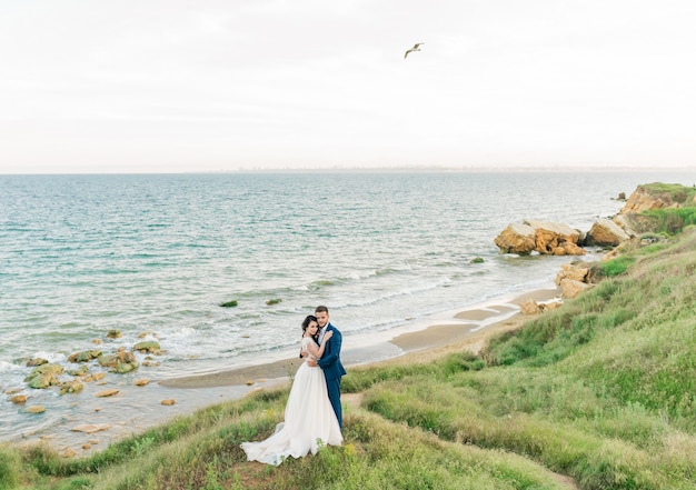 Couple de mariage au bord de la mer