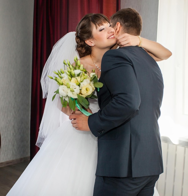 Un couple de mariage de beauté se rencontre à la maison