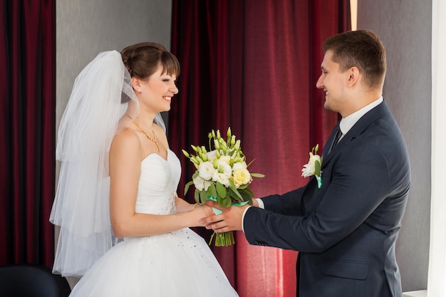 Un couple de mariage de beauté se rencontre à la maison